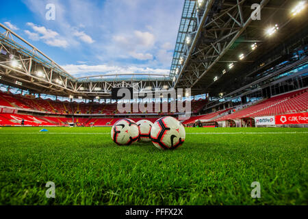 Mosca, Russia - Agosto 13, 2018: sfere sul campo vuoto Otkritie Arena prima che la UEFA Champions League terzo turno di qualificazione , tra FC Spartak Foto Stock