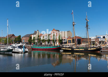 Immagine di Kingston Upon Hull UK Città della cultura 2017. Mostrato intorno Humber Dock e Marina sono le bandiere di diverse nazioni e baots inserito. Foto Stock