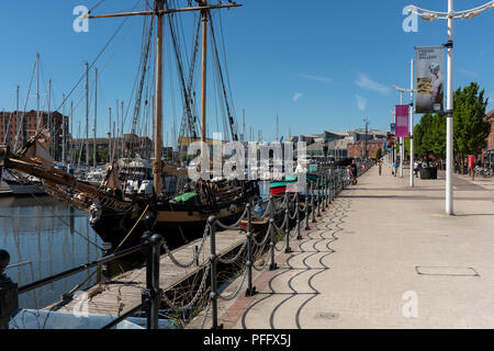 Immagine di Kingston Upon Hull UK Città della cultura 2017. Mostrato intorno Humber Dock e Marina sono le bandiere di diverse nazioni e baots inserito. Foto Stock