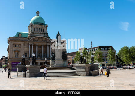 Immagine di Kingston Upon Hull UK Città della cultura 2017. Hull City Hall contro un cielo blu d'estate. La regina Victoria Square con le persone di passaggio. Foto Stock