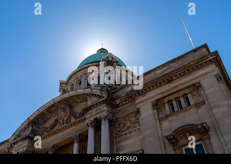 Immagine di Kingston Upon Hull UK Città della cultura 2017. Hull City Hall contro un cielo blu d'estate. Foto Stock