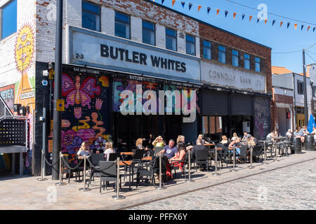 Immagine di Kingston Upon Hull UK Città della cultura 2017. Mostrato nel mercato della frutta regione è il maggiordomo bianchi persone gustando un drink al di fuori di sun. Foto Stock