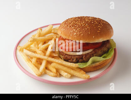 Hamburger e patatine sulla piastra. Foto Stock