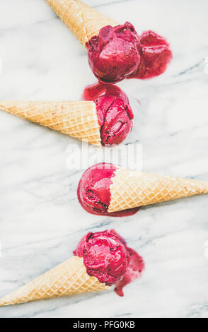 Fusione di lampone sorbetto gelato scoop in cialde dolci coni Foto Stock