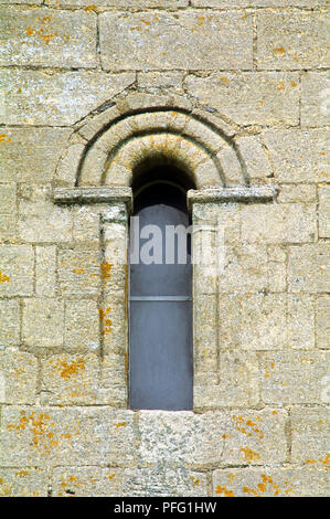 Inghilterra, Essex, Castello di Hedingham 1140 costruito da Aubrey de Vere, il castello di finestra con arco semicircolare in tipico stile romanico o stile normanno Foto Stock