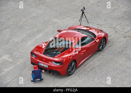 Ferrari 488 Italia con curiosi boy Foto Stock