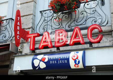 Albi, Francia - 24 Luglio 2018: Francese di colore rosso e bianco Tabac segno con Loto Logo sopra tabacchi Store, in Francia "tabac" significa il tabacco Foto Stock