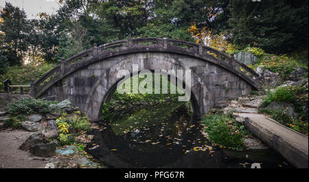 Antico ponte di pietra al Park a Tokyo, Giappone. Foto Stock