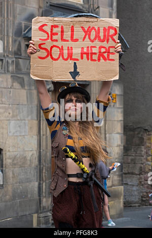 Una giovane donna promuovere una mostra sul Royal Mile di Edimburgo, Scozia, Regno Unito. Foto Stock