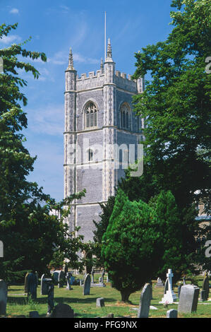 Gran Bretagna, Inghilterra, East Anglia, alto chiesa torre circondata da alberi e funzione in molti di Constable della foto. Foto Stock