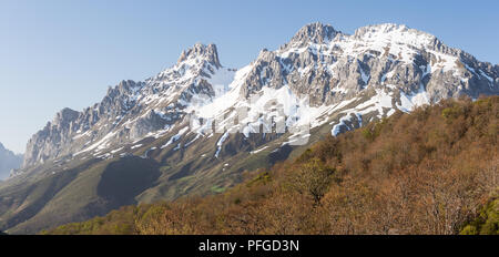 Western massiccio dei Picos de Europa Dal Mirador de Pandetrave, Valdeon, Castiglia e Leon, Spagna. Foto Stock