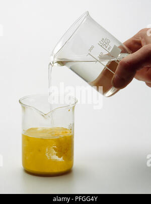 Le soluzioni di nitrato di piombo e ioduro di potassio reagiranno assieme  per formare giallo ioduro di piombo vedi anche un2024F Foto stock - Alamy
