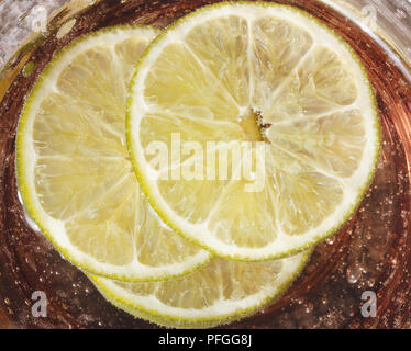 Fette di limone in una bevanda, close up Foto Stock