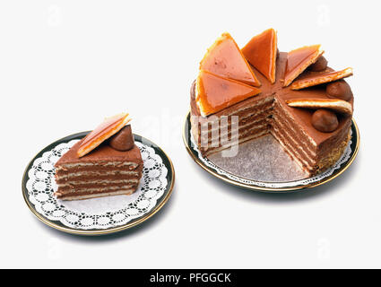 Dobostorte torta, torta a strati di pan di spagna e crema di cioccolato, guarnita con caramello, singola fetta sulla piastra separata Foto Stock