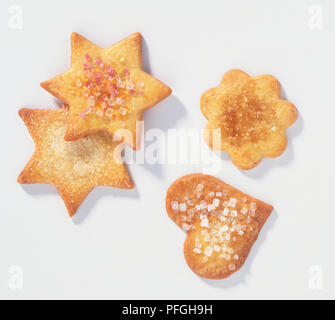 Biscotti zuccherini, dorata burrosa biscotti a forma di fiore, cuore e stelle, zucchero colorato spolvero, vista sopra. Foto Stock