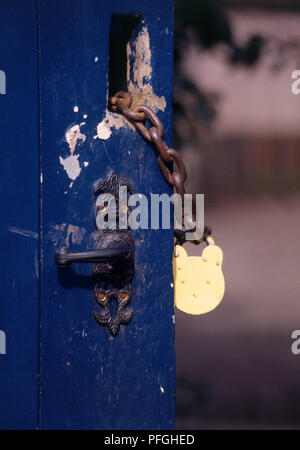 Lucchetto sulla vecchia porta blu, close-up Foto Stock