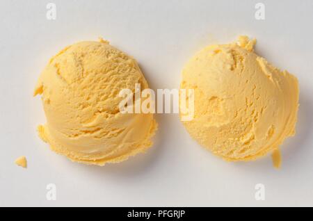 Due palline di gelato alla vaniglia Foto Stock