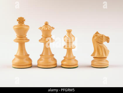 Quattro marrone chiaro, in legno pezzi di scacchi, Re, Regina, Vescovo, cavaliere. Foto Stock