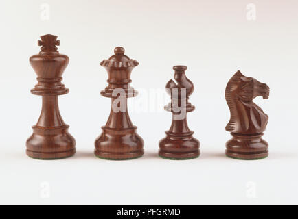 Quattro al marrone scuro e legno di pezzi di scacchi, Re, Regina, Vescovo, cavaliere. Foto Stock