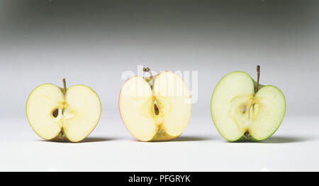 Le mele tagliate a metà Foto Stock