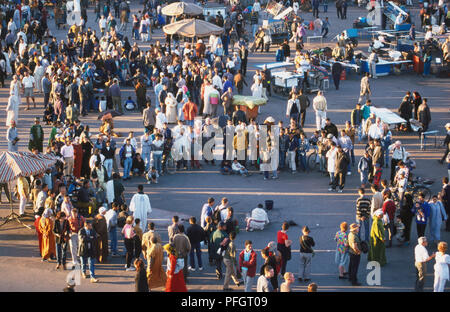 Il Marocco Marrakech, Jemaa el Fna folla in piazza, vista in elevazione. Foto Stock