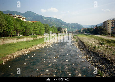 L'Italia, Toscana, fiume Pescia in esecuzione attraverso la fertile, paesaggio coltivato. Foto Stock