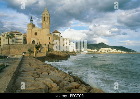 In Spagna, in Catalogna, Sitges, xvii secolo Iglesia de Sant Bartomeu mi Santa Tecla sul litorale Foto Stock
