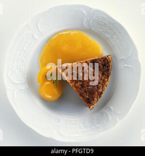 La torta di riso, la torta di riso servito con salsa di albicocche e fresche Albicocche, un dolce tipico della Toscana, Italia, vista da sopra Foto Stock