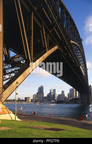 Australia, Nuovo Galles del Sud, Sydney, vista guardando fino al Ponte del Porto di Sydney nel sole di setting. Foto Stock