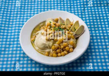 Hummus con olio di oliva Foto Stock