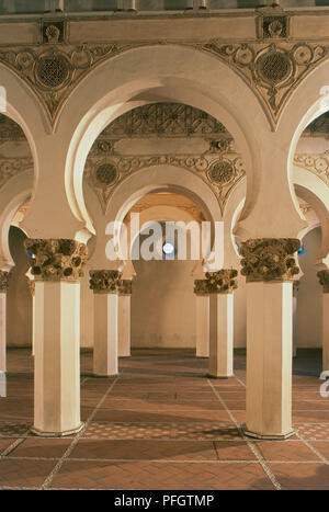 Spagna, Toledo, Mudejar-style archi a ferro di cavallo all interno della Sinagoga de Santa Maria la Blanca, ex sinagoga Foto Stock