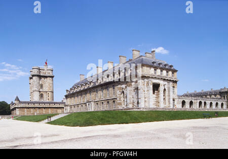 Francia, Parigi, Chateau de Vincennes, un museo militare, lo chateau con ciminiere e una torre in background. Foto Stock