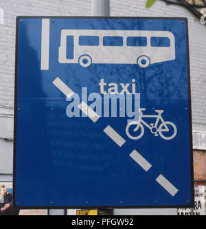 Cartello stradale che mostra la restrizione di una corsia per autobus, taxi e biciclette Foto Stock