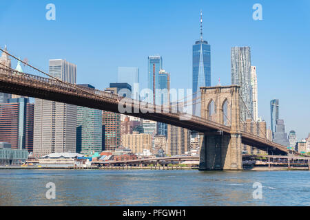 Skyline di Manhattan e Brooklyn Bridge in ore diurne Foto Stock