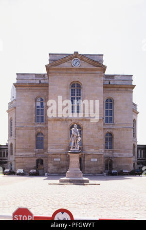 Francia, Parigi, Monparnasse. Observatoire de Paris, facciata di pietra osservatorio con statua di fronte. Foto Stock