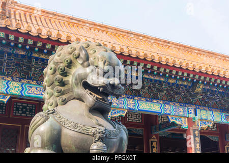 Leone di Bronzo Statua in palazzo d'estate, Pechino Foto Stock