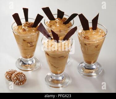 Panna montata crema di caffè in bicchieri di dessert e rabboccato con schegge di cioccolato, servito con due biscotti Foto Stock