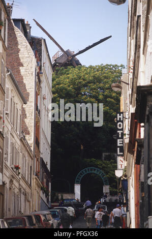 Francia, Parigi, Montmartre e dal Moulin de la Galette, un mulino a vento che si affaccia su strada parigina. Foto Stock