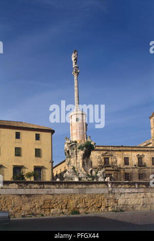 Spagna, Andalusia, Cordoba, la settecentesca statua del santo sulla colonna, Triunfo de San Rafael, St Raphael città santo patrono. Foto Stock