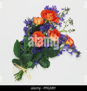 Mazzetto di rosso-arancione rose e fiori viola con foglie. Foto Stock