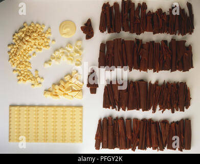 Il cioccolato bianco bar, cadute e trucioli, e righe di latte di riccioli di cioccolato. Foto Stock