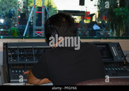 L'uomo stadio mixer audio al sound engineer mano utilizzando il mix audio .Controllo vocale e trasmissione live concerti concetto. Foto Stock