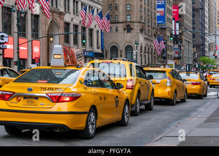 Taxicabs giallo nella città di New York Foto Stock
