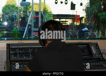 L'uomo stadio mixer audio al sound engineer mano utilizzando il mix audio .Controllo vocale e trasmissione live concerti concetto. Foto Stock