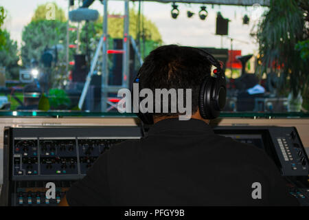 L'uomo stadio mixer audio al sound engineer mano utilizzando il mix audio .Controllo vocale e trasmissione live concerti concetto. Foto Stock