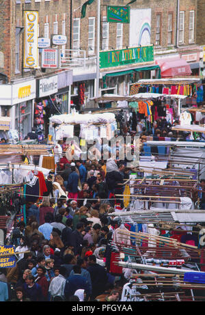 Gran Bretagna, Inghilterra, Londra, Petticoat Lane market, bancarelle, vista in elevazione. Foto Stock