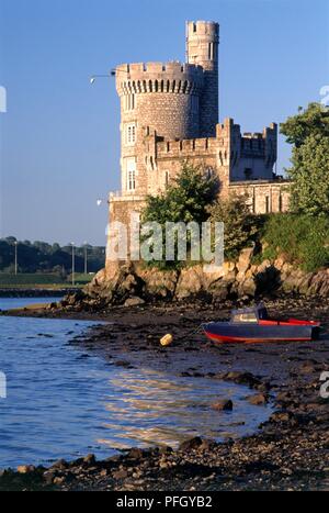 Irlanda, Cork, Blackrock castello sulle rive del fiume Lee mostra torre rotonda e osservatorio Foto Stock