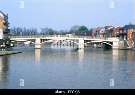 Gran Bretagna, Inghilterra, Berkshire, Windsor Bridge, XIX secolo il ponte di arco attraverso il fiume Tamigi, il collegamento di Windsor e Eton Foto Stock