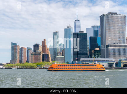 La Staten Island Ferry uscire dalla parte inferiore di Manhattan a New York City Foto Stock