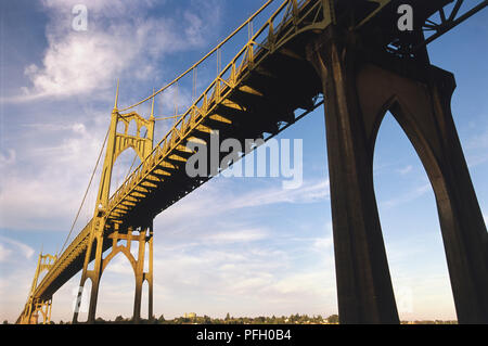 Stati Uniti d'America, Pacific Northwest, Oregon, Portland, St. Johns Bridge, 1931, acciaio suspension bridge spanning più settentrionale del fiume Willamette, progettato dal celebre ingegnere David B. Steinman, basso angolo di visione. Foto Stock